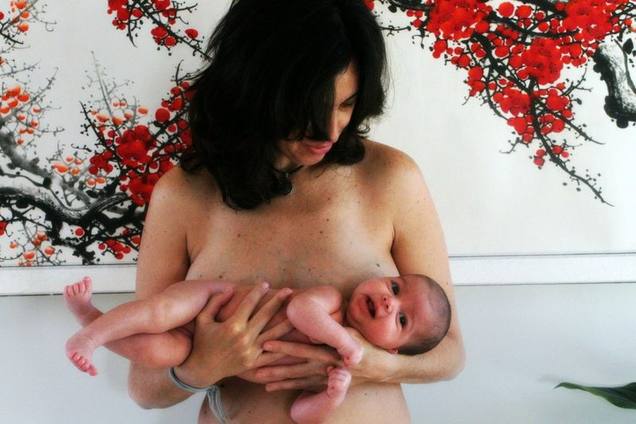 Illustration for article titled Si eres madre te vas a identificar más con estas fotos que con las que ves en publicidad: la maternidad sin filtros